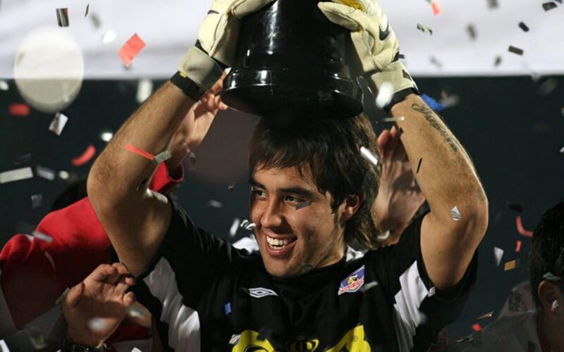 Claudio Bravo celebrando el título de Apertura 2006 con Colo-Colo.