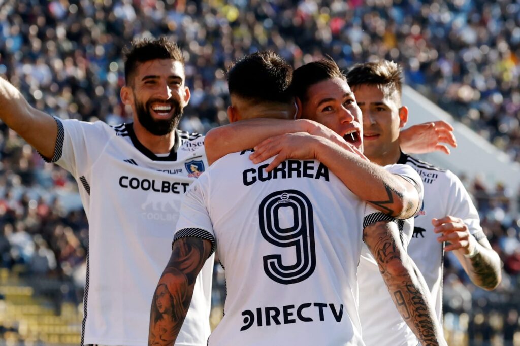 Plantel de Colo-Colo celebrando el gol de Javier Correa frente a Everton de Viña del Mar.