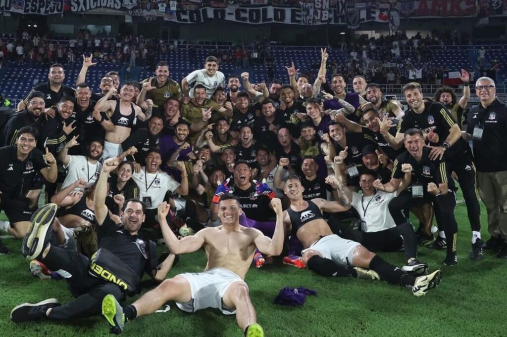 Plantel de Colo-Colo celebrando la clasificación a los cuartos de final de la Copa Libertadores.