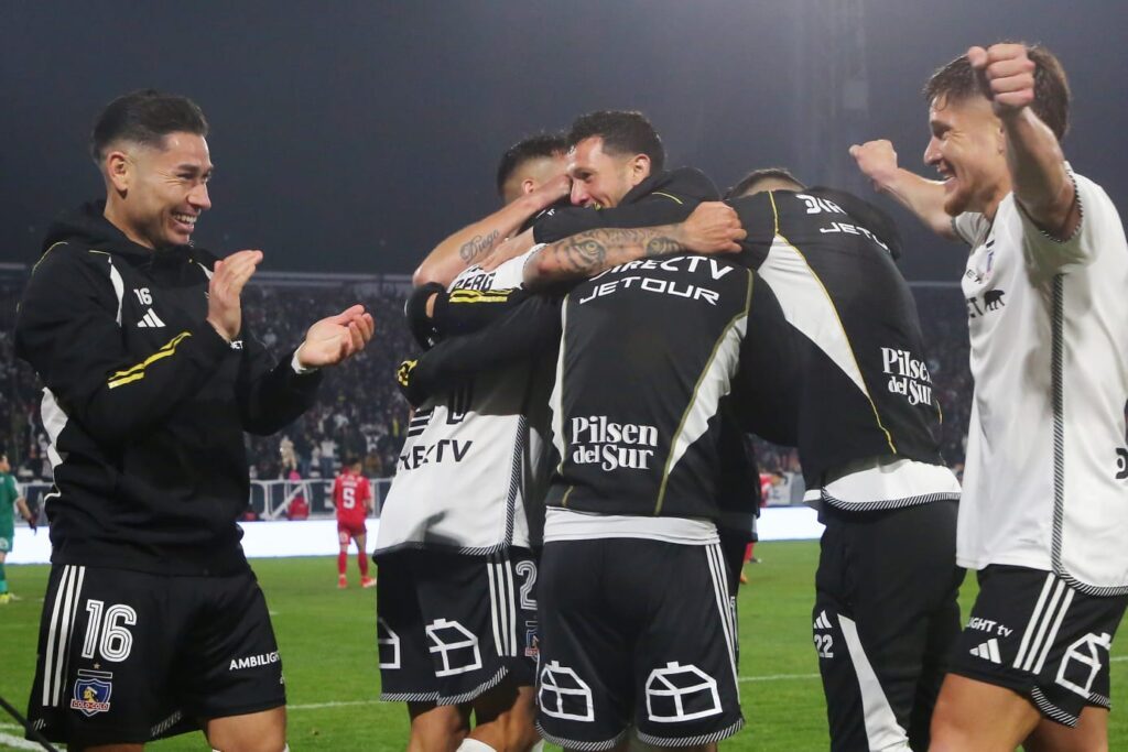 Plantel de Colo-Colo celebrando el gol de Erick Wiemberg frente a Ñublense.