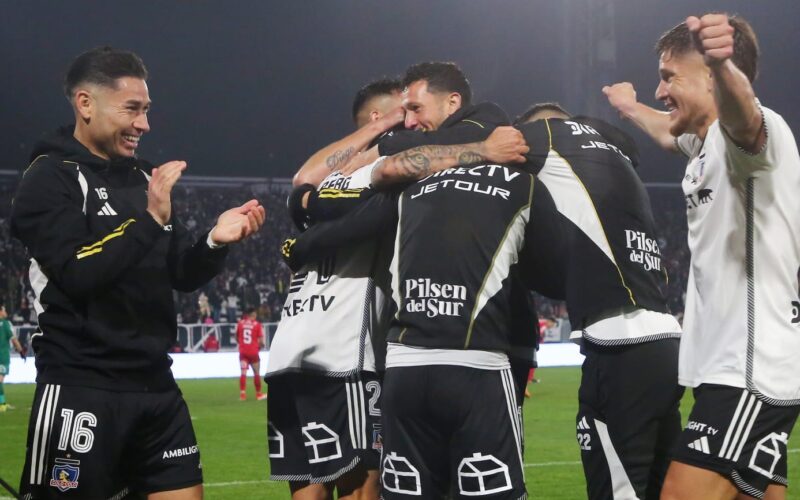 Plantel de Colo-Colo celebrando el gol de Erick Wiemberg frente a Ñublense.