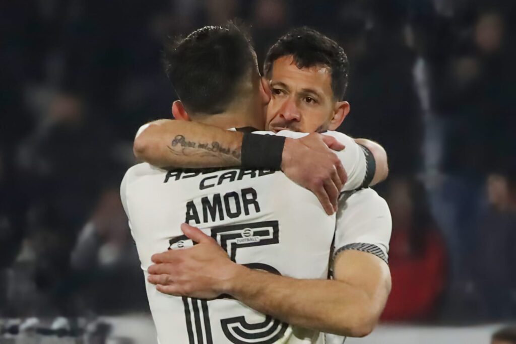 Emiliano Amor y Ramiro González celebrando un gol de Colo-Colo.