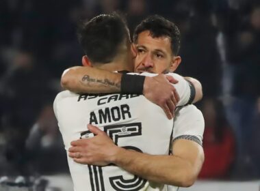 Emiliano Amor y Ramiro González celebrando un gol de Colo-Colo.