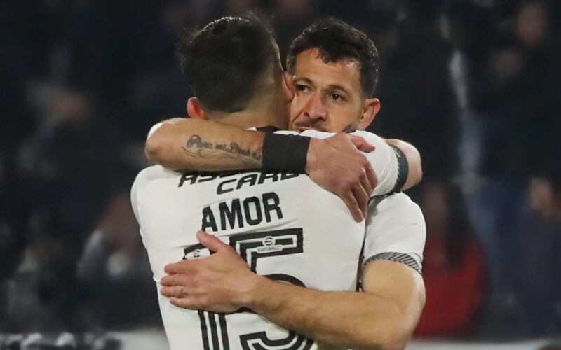 Emiliano Amor y Ramiro González celebrando un gol de Colo-Colo.