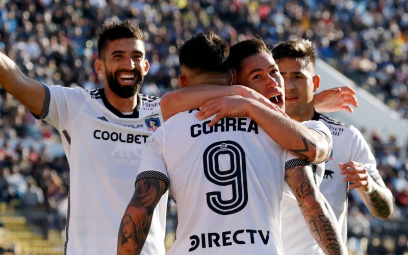 Plantel de Colo-Colo celebrando el gol de Javier Correa frente a Everton de Viña del Mar.