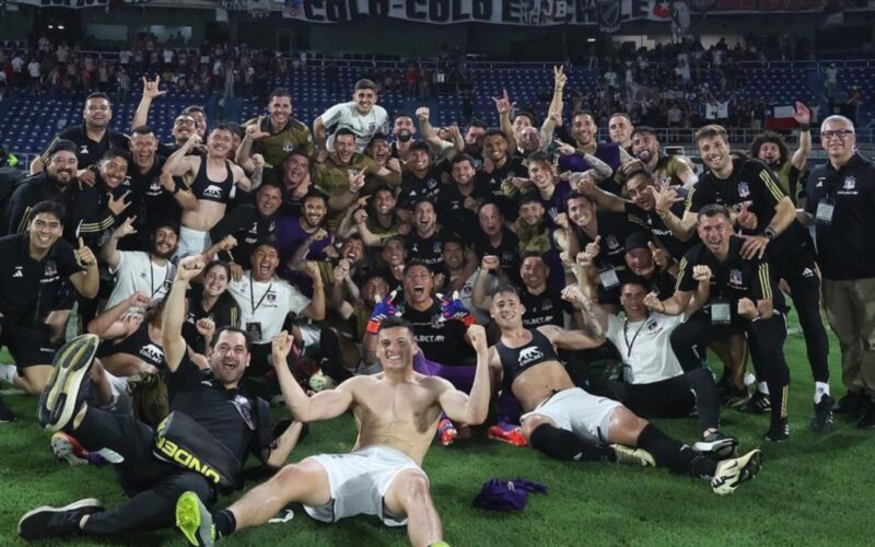 Plantel de Colo-Colo celebrando la clasificación a los cuartos de final de la Copa Libertadores.