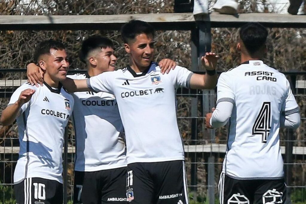 Colo-Colo Proyección celebrando el gol de Enzo Riquelme.