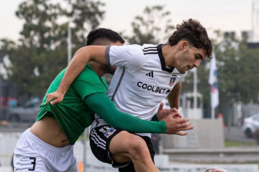 Bautista Giannoni durante un partido de Colo-Colo Proyección vs Audax Italiano