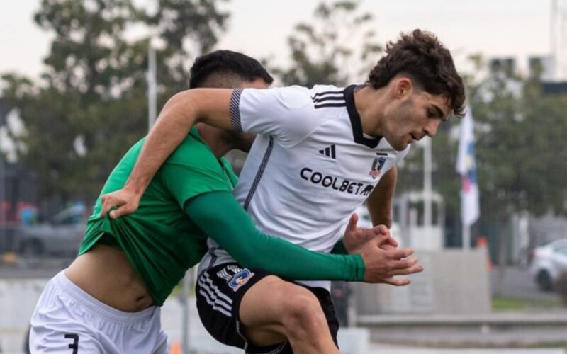 Bautista Giannoni durante un partido de Colo-Colo Proyección vs Audax Italiano