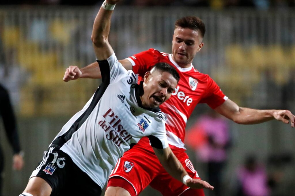 Óscar Opazo durante un partido de Colo-Colo vs River Plate.