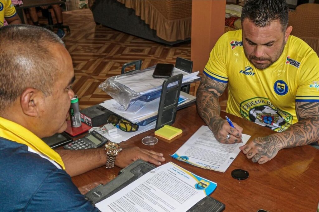 Cristian Bogado firmando su contrato como nuevo jugador de Carlos Stein.