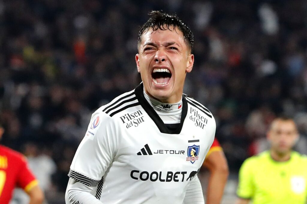 Cristián Zavala celebrando un gol con Colo-Colo en el Estadio Monumental.