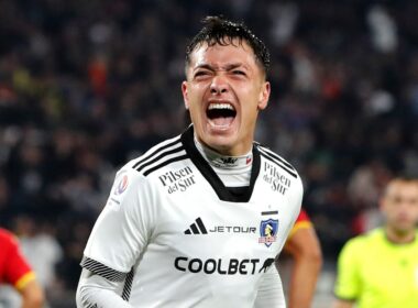 Cristián Zavala celebrando un gol con Colo-Colo en el Estadio Monumental.