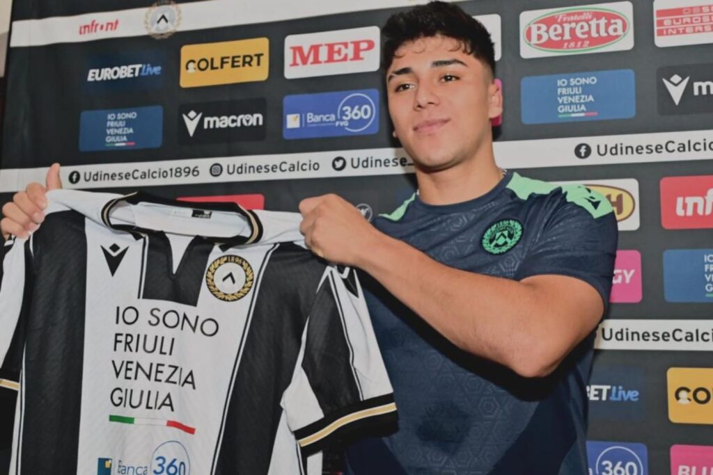 Damián Pizarro durante su presentación con Udinese.