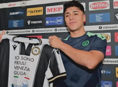 Damián Pizarro durante su presentación con Udinese.