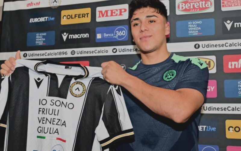 Damián Pizarro durante su presentación con Udinese.