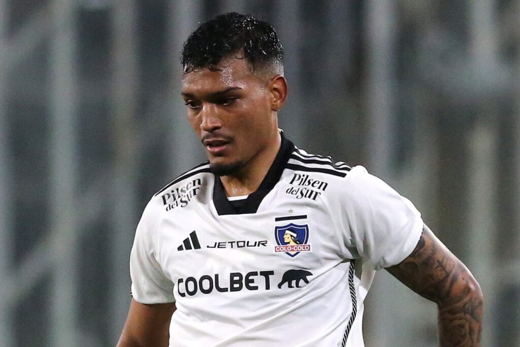 Daniel Gutiérrez con la camiseta blanca de Colo-Colo.