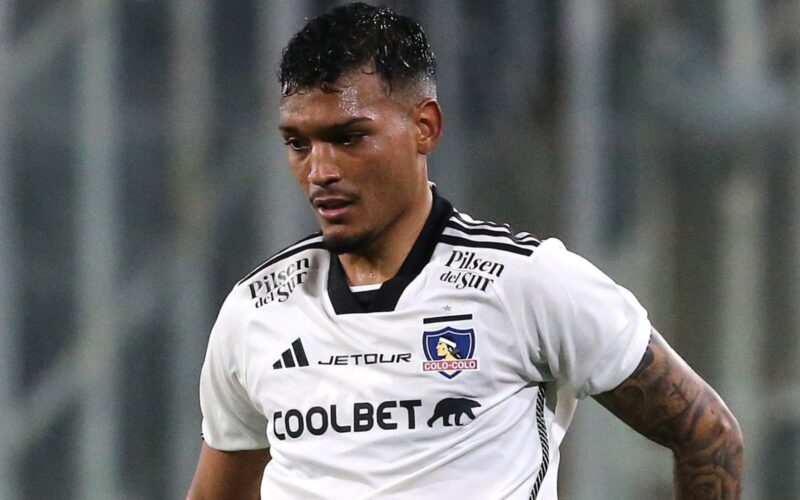 Daniel Gutiérrez con la camiseta blanca de Colo-Colo.