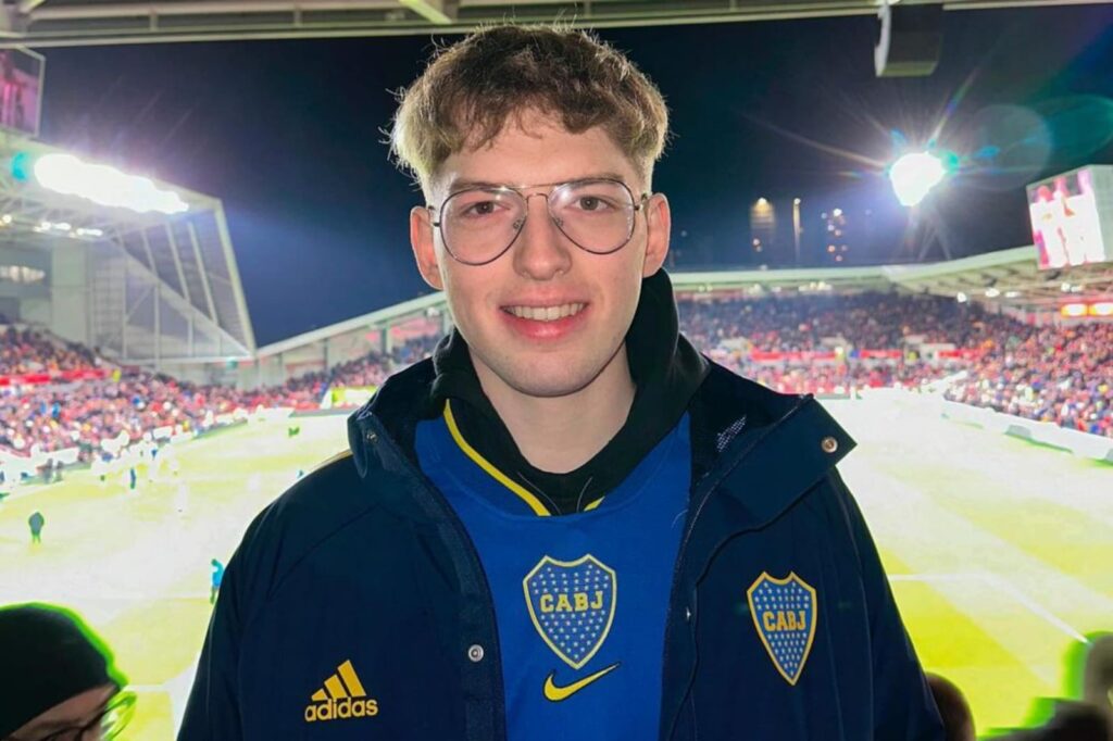 Davoo Xeneize con camiseta de Boca Juniors en un estadio de fútbol.