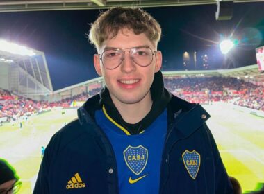 Davoo Xeneize con camiseta de Boca Juniors en un estadio de fútbol.