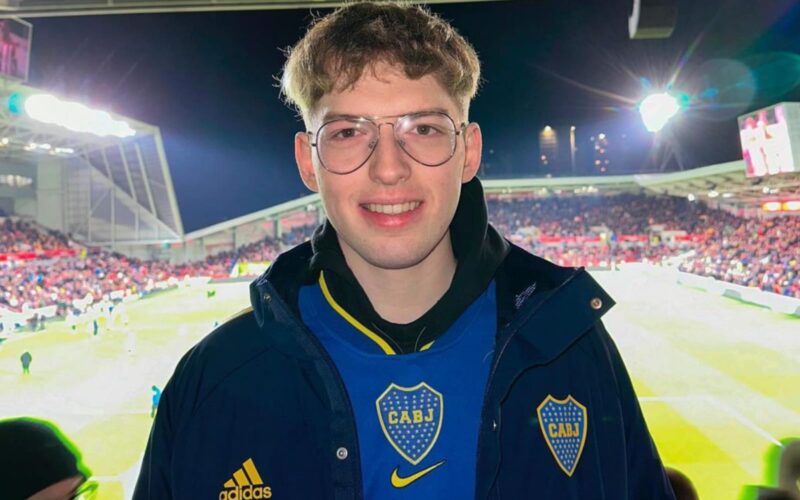 Davoo Xeneize con camiseta de Boca Juniors en un estadio de fútbol.