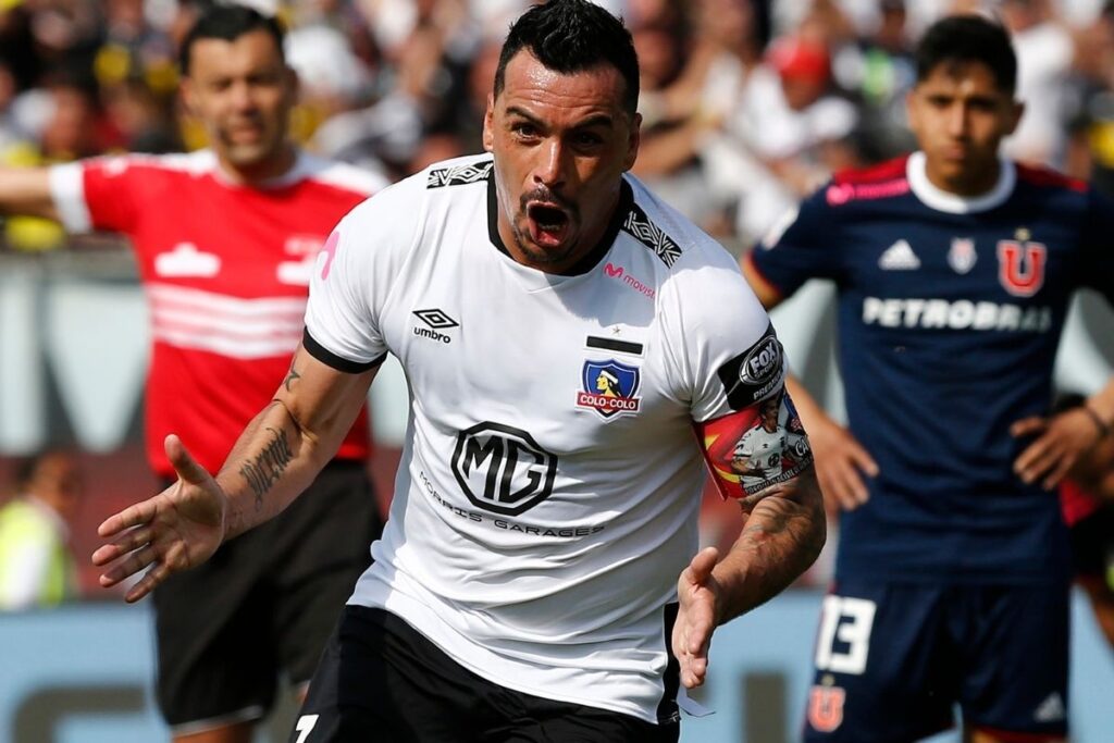 Esteban Paredes celebrando un gol frente a Universidad de Chile.