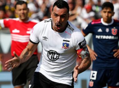 Esteban Paredes celebrando un gol frente a Universidad de Chile.