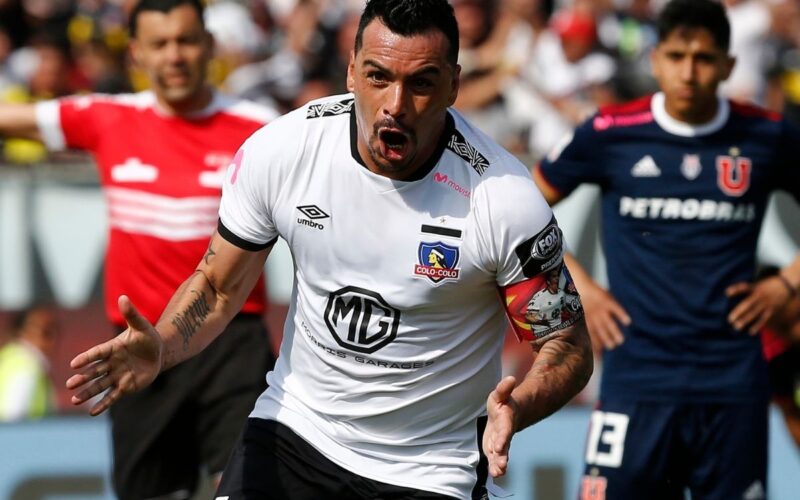 Esteban Paredes celebrando un gol frente a Universidad de Chile.