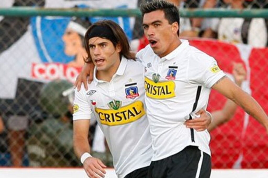 Esteban Paredes y Ezequiel Miralles durante un partido de Colo-Colo 2010.