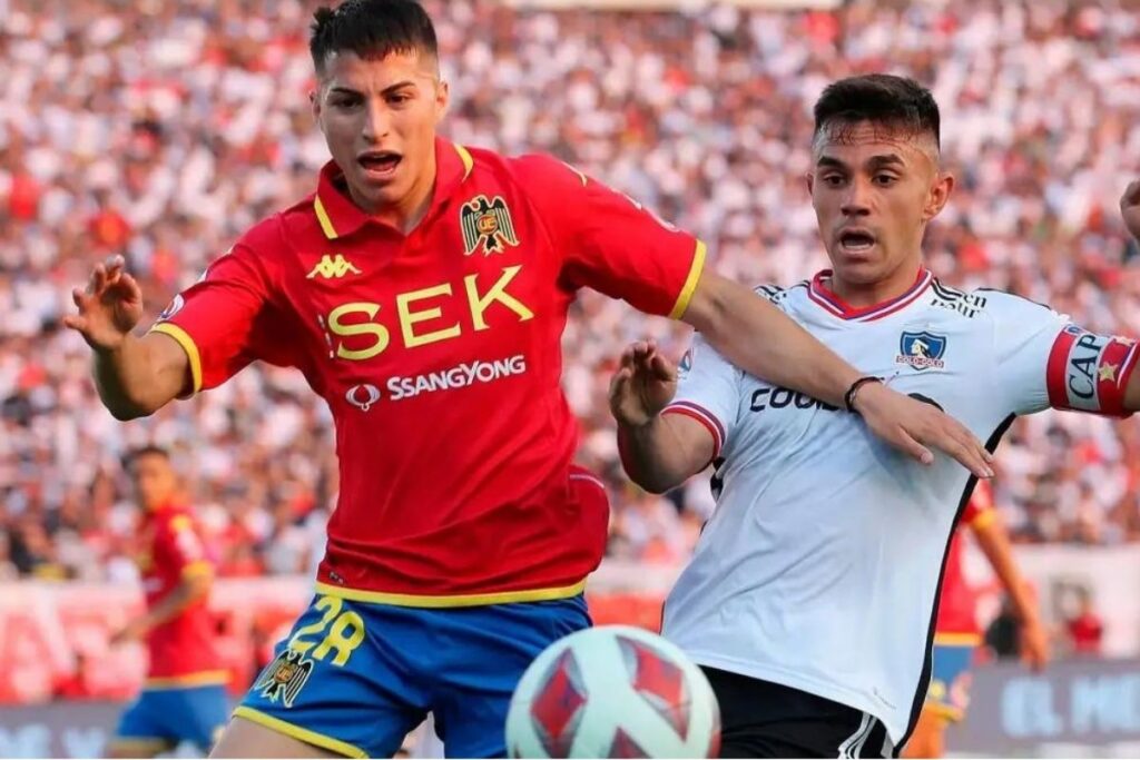 Jonathan Villagra disputando un balón con Vicente Pizarro.