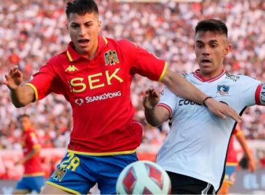 Jonathan Villagra disputando un balón con Vicente Pizarro.