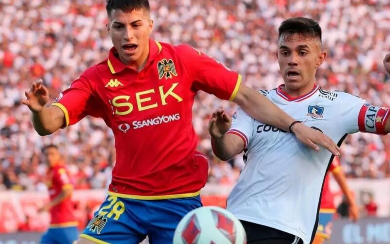 Jonathan Villagra disputando un balón con Vicente Pizarro.