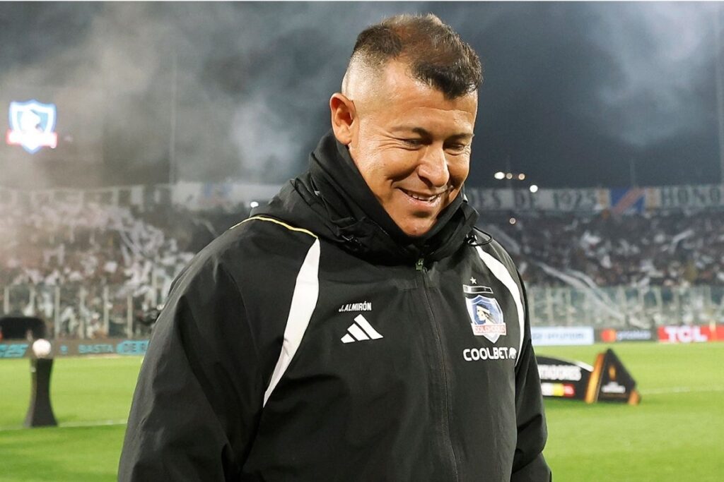 El técnico de Colo-Colo, Jorge Almirón durante Copa Libertadores.