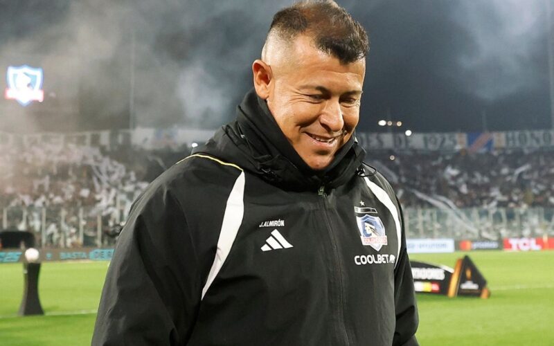 El técnico de Colo-Colo, Jorge Almirón durante Copa Libertadores.