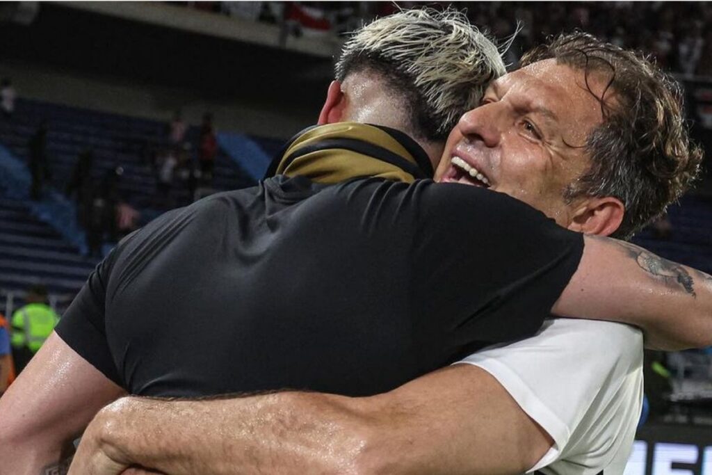 El presidente de Blanco y Negro, Aníbal Mosa, abrazando al jugador Carlos Palacios.