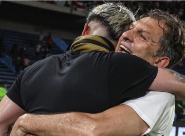 El presidente de Blanco y Negro, Aníbal Mosa, abrazando al jugador Carlos Palacios.