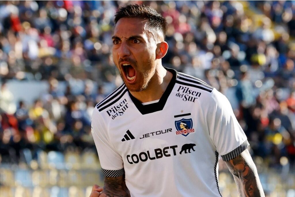 Javier Correa celebra su primer gol con Colo-Colo.