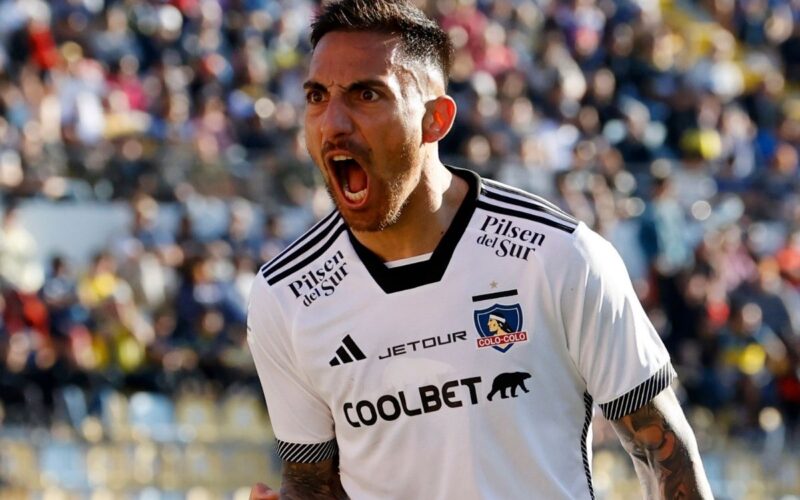 Javier Correa celebra su primer gol con Colo-Colo.