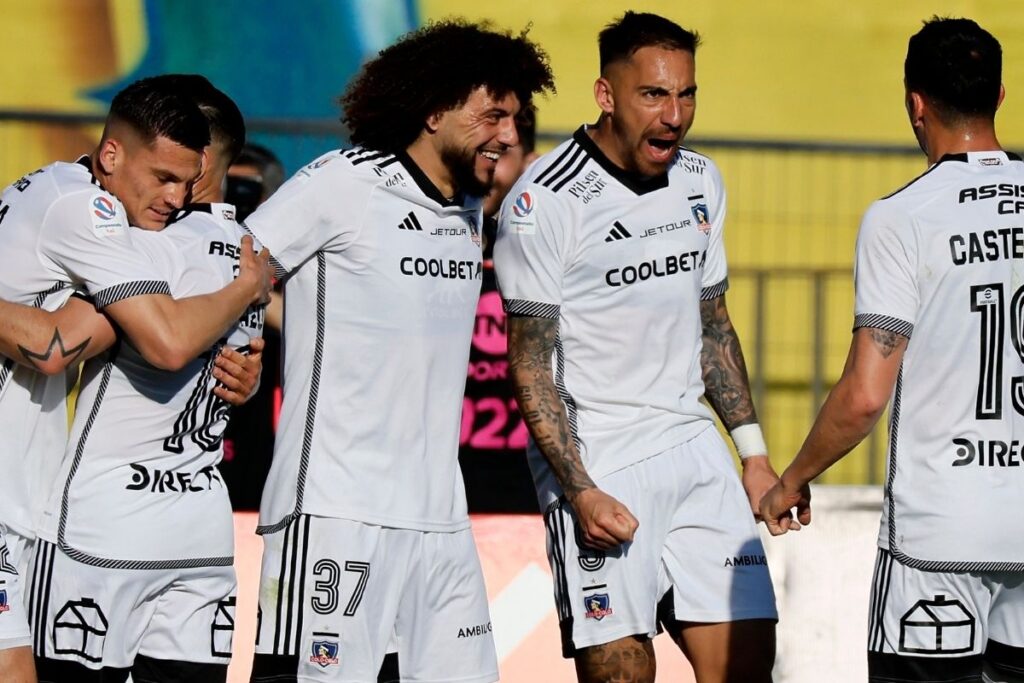 Jugadores de Colo-Colo celebran el gol de Javier Correa frente a Everton