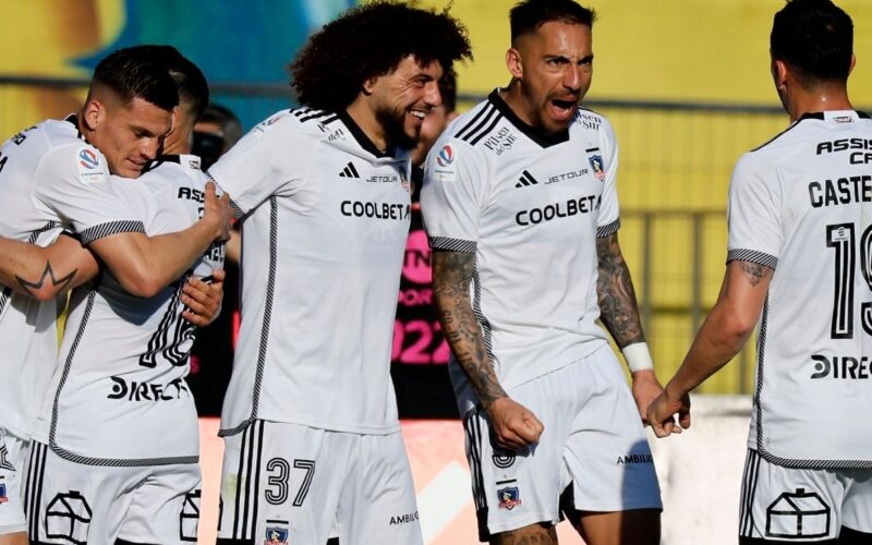 Jugadores de Colo-Colo celebran el gol de Javier Correa frente a Everton