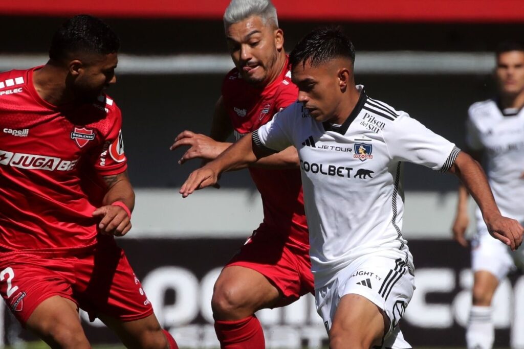 Vicente Pizarro disputando un balón en el partido frente a Ñublense.