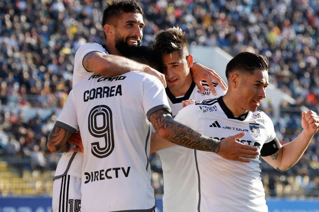 Jugadores de Colo-Colo celebrando el gol frente a Everton