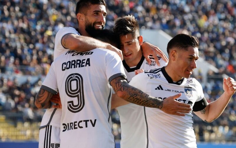 Jugadores de Colo-Colo celebrando el gol frente a Everton