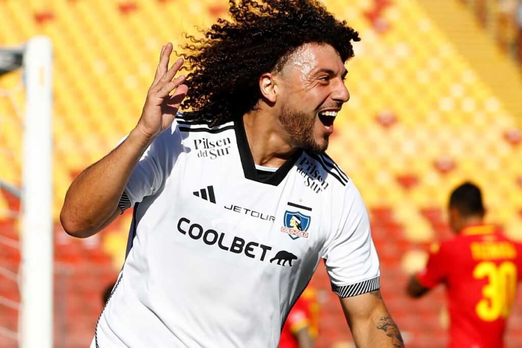 Maximiliano Falcón celebrando un gol con Colo-Colo frente a Unión Española.