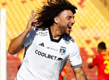 Maximiliano Falcón celebrando un gol con Colo-Colo frente a Unión Española.