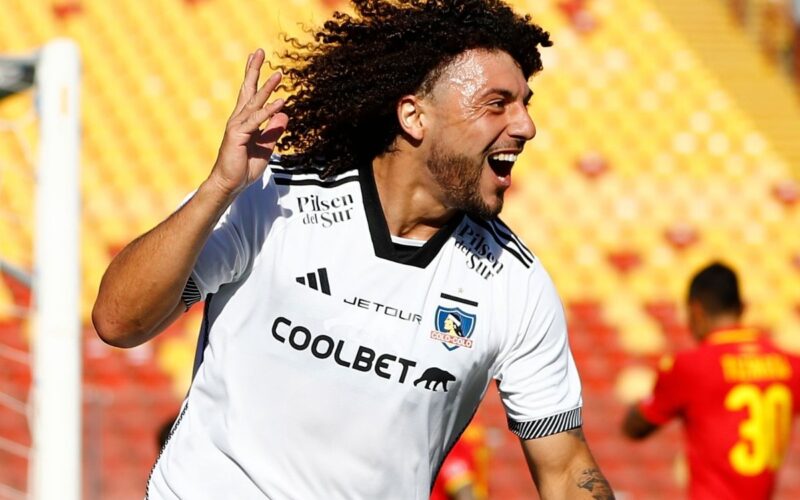 Maximiliano Falcón celebrando un gol con Colo-Colo frente a Unión Española.