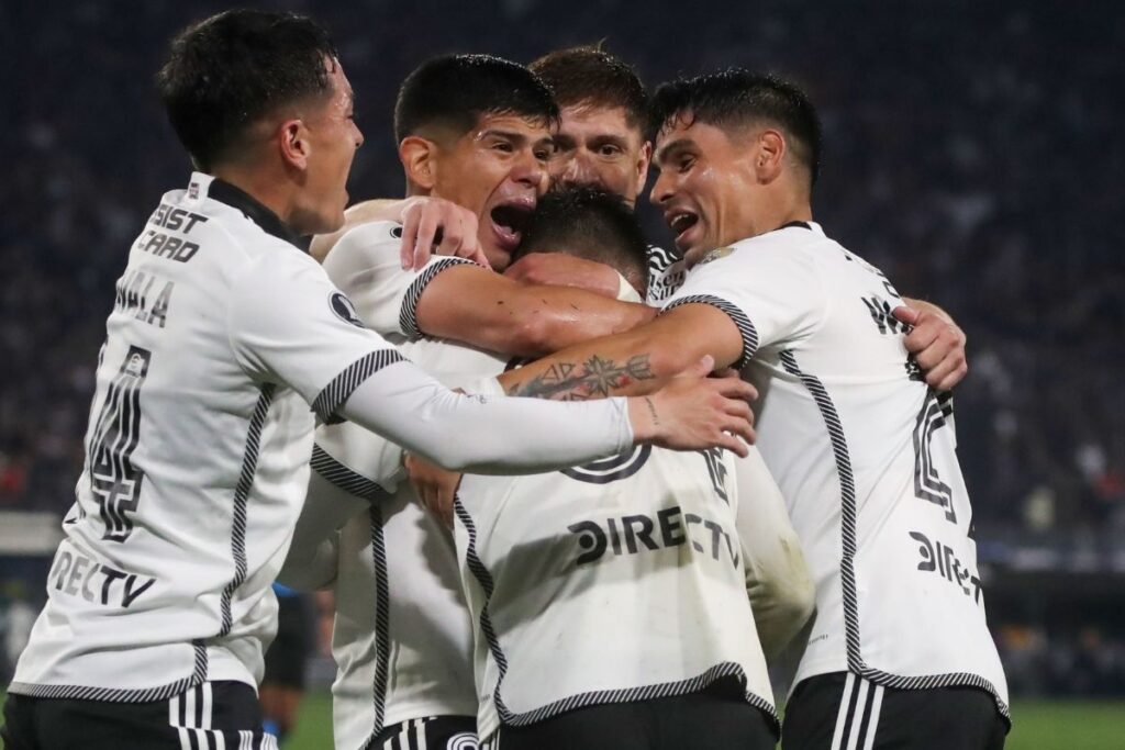 Jugadores de Colo-Colo celebrando el gol de Vicente Pizarro.