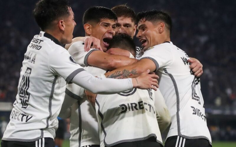 Jugadores de Colo-Colo celebrando el gol de Vicente Pizarro.