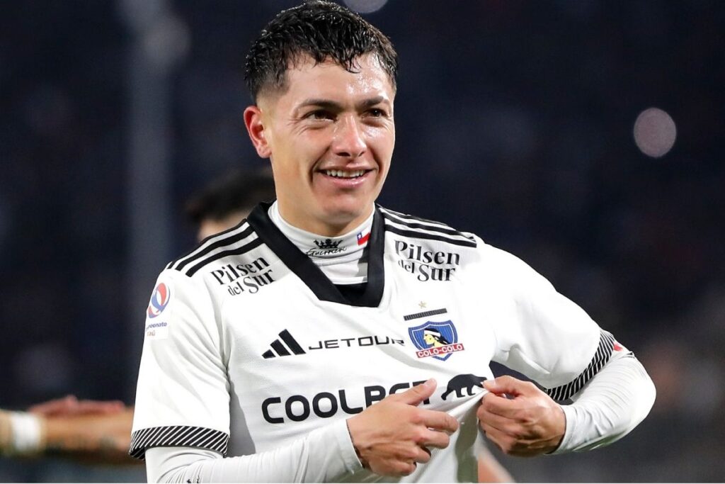 Cristián Zavala celebrando un gol con Colo-Colo en el Estadio Monumental.