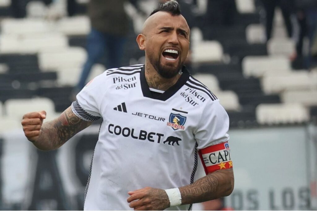 Arturo Vidal durante un partido por Colo-Colo.